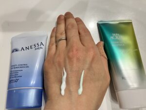 アネッサフォーメンとスキンアクアの色味比較（出した直後）