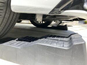 モデリスタ仕様ヤリスクロスフロントバンパーとカースロープのクリアランス