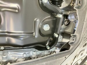 ヤリスクロスのオイルドレンボルト周辺写真