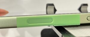 iphone17へフィルム付箋を貼り付けた画像